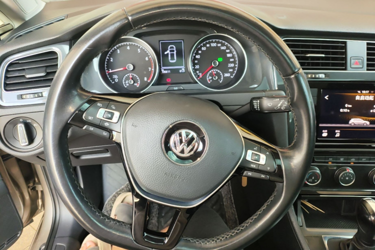 Volkswagen Golf 2019 car image #11