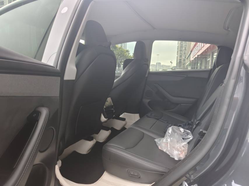 Tesla Model Y 2025 #5 Tesla Model Y 2025 car image #5