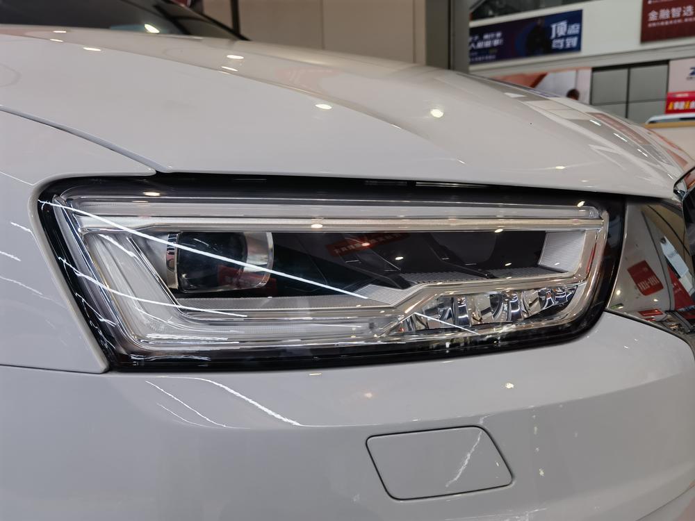 Audi Q3 2018 car image #8