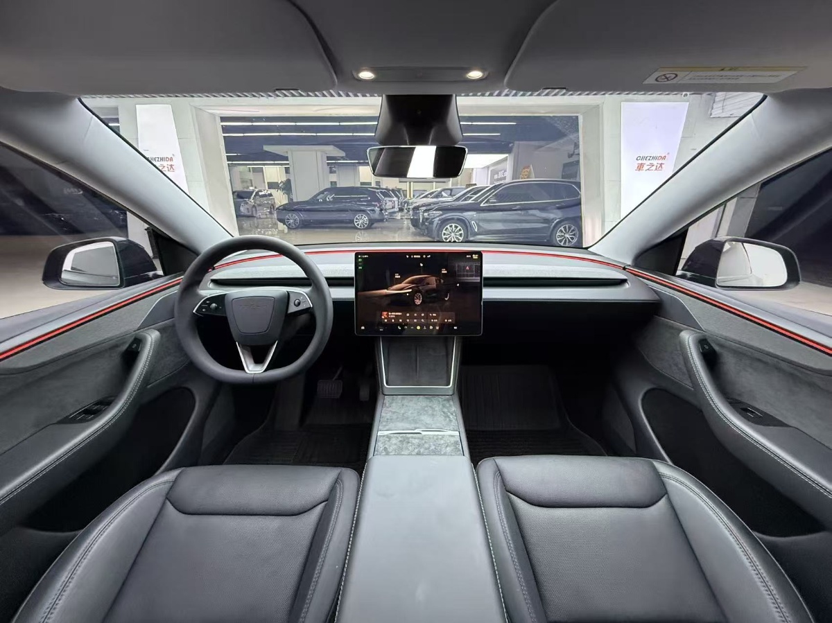 Tesla Model Y 2025 #4 Tesla Model Y 2025 car image #4