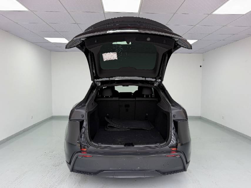 Tesla Model Y 2026 #8 Tesla Model Y 2026 car image #8