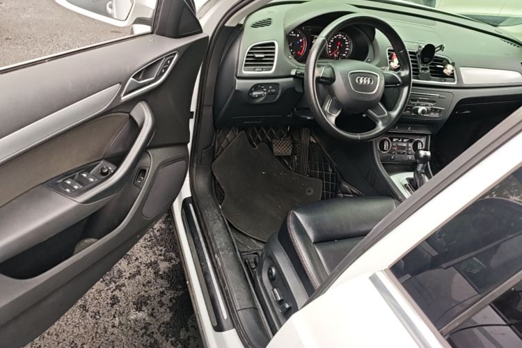 Audi Q3 2018 car image #16