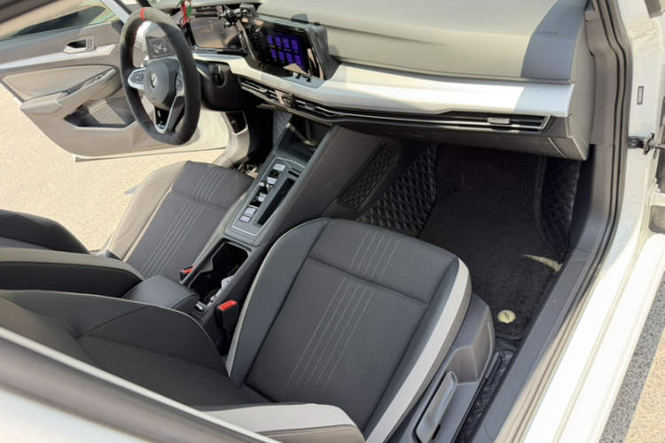 Volkswagen Golf 2023 car image #18