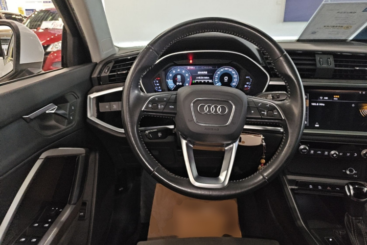 Audi Q3 2019 car image #11