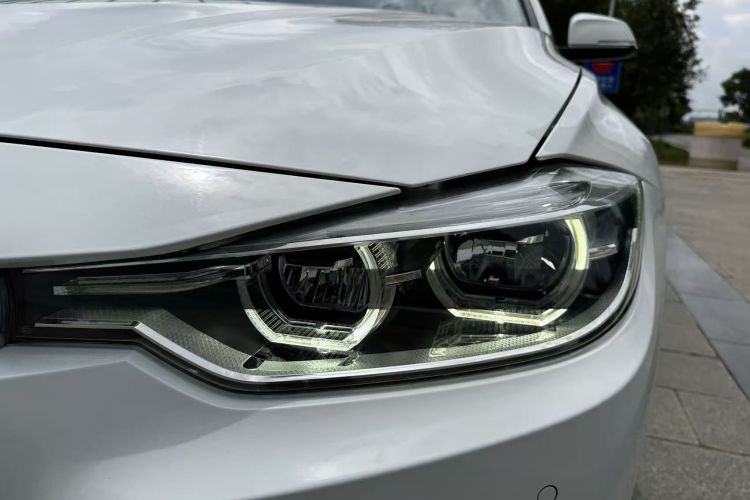 BMW 3 Series 2018 car image #9