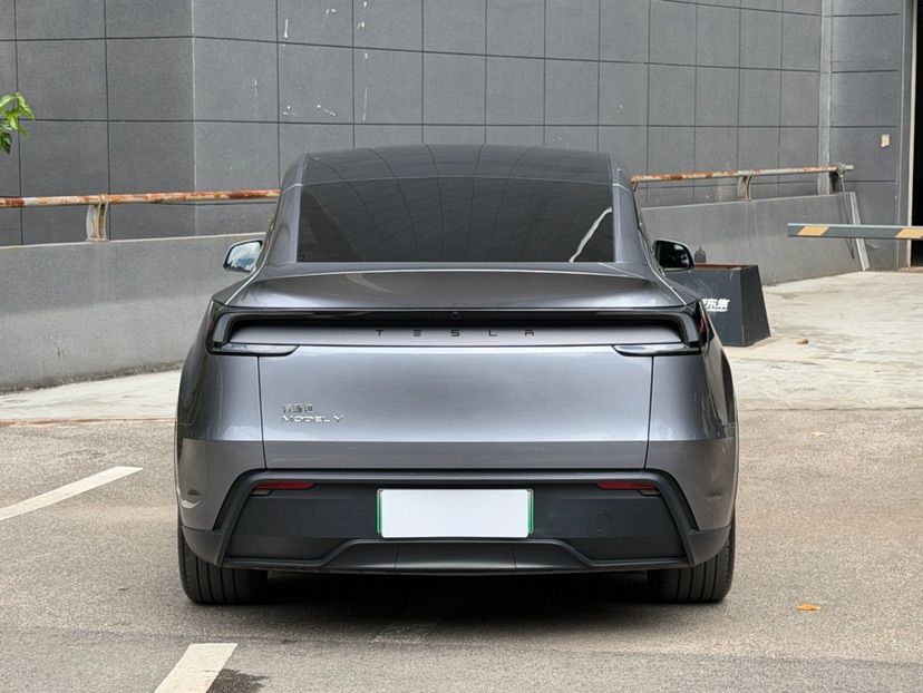 Tesla Model Y 2025 #6 Tesla Model Y 2025 car image #6
