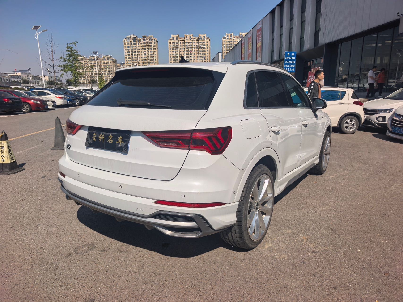 Audi Q3 2021 car image #9