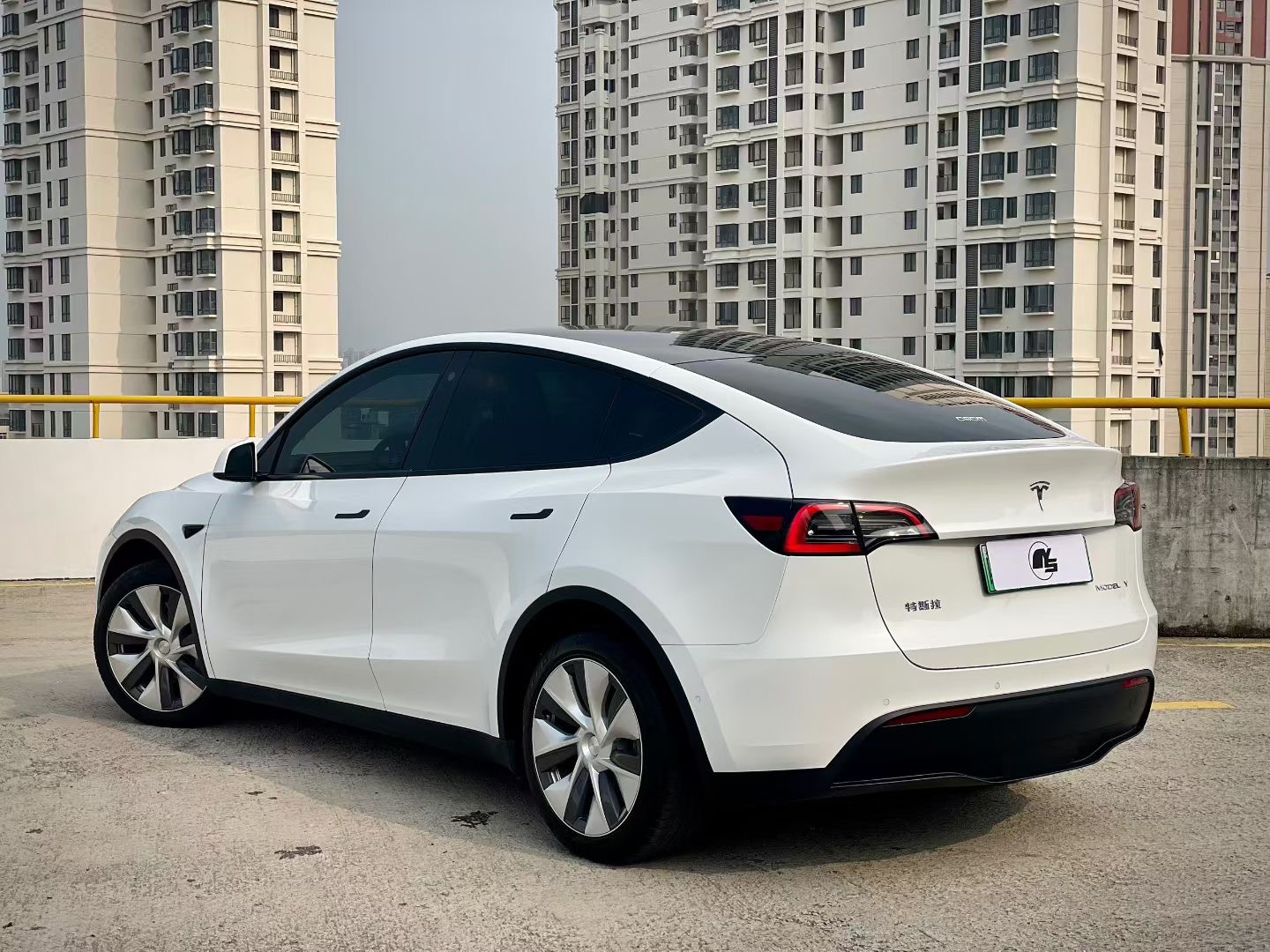 Tesla Model Y 2023 #4 Tesla Model Y 2023 car image #4