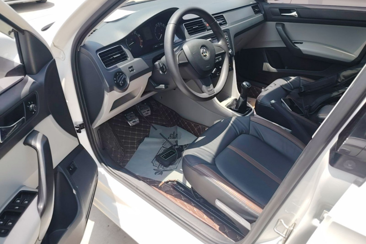 Skoda Rapid 2016 image de voiture #16