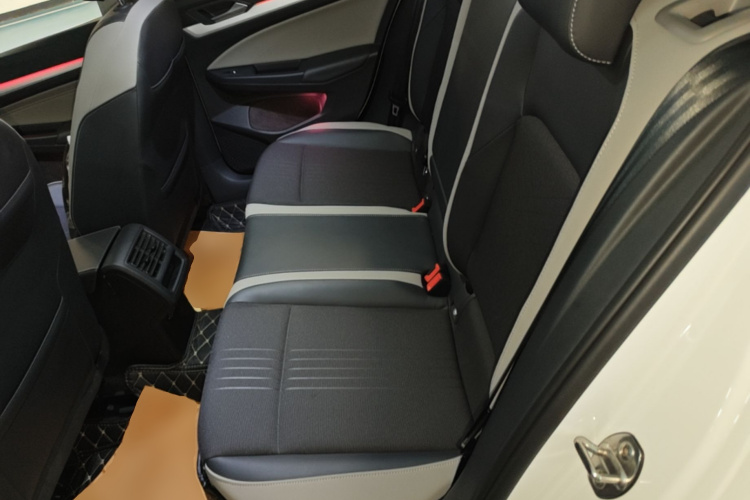 Volkswagen Golf 2023 car image #17