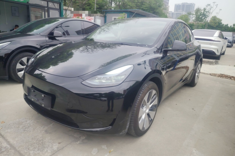 Tesla Model Y 2022 car image #2