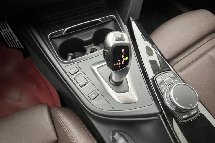 BMW 3 Series 2018 car image #17