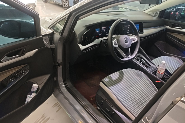 Volkswagen Golf 2023 car image #12
