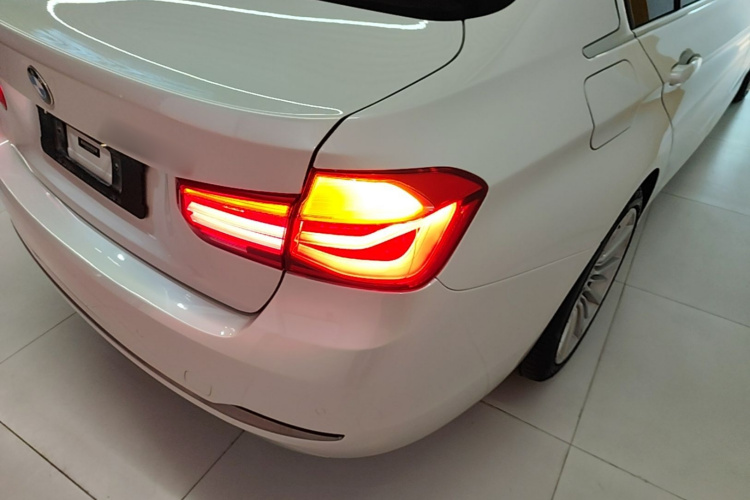 BMW 3 Series 2018 car image #8