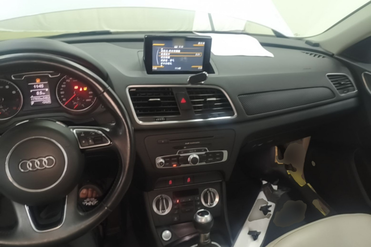 Audi Q3 2016 car image #10