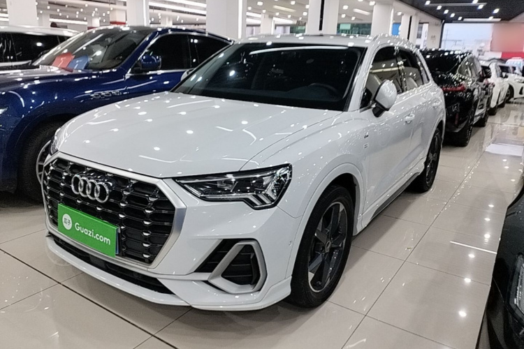 Audi Q3 2022 car image #2