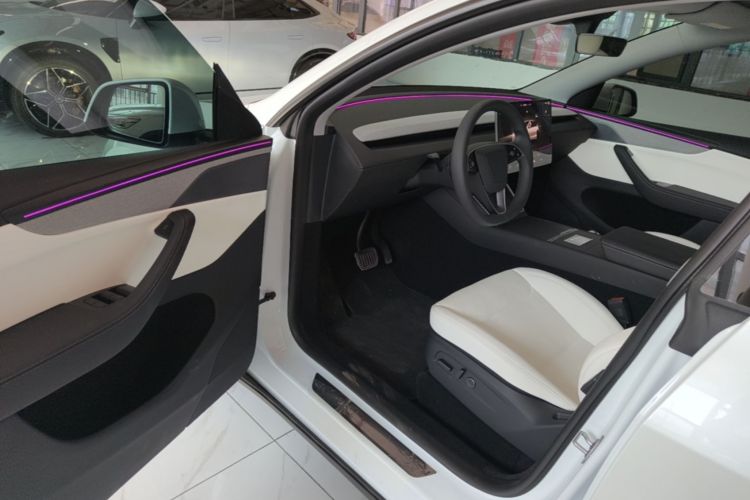 Tesla Model Y 2025 #16 Tesla Model Y 2025 car image #16