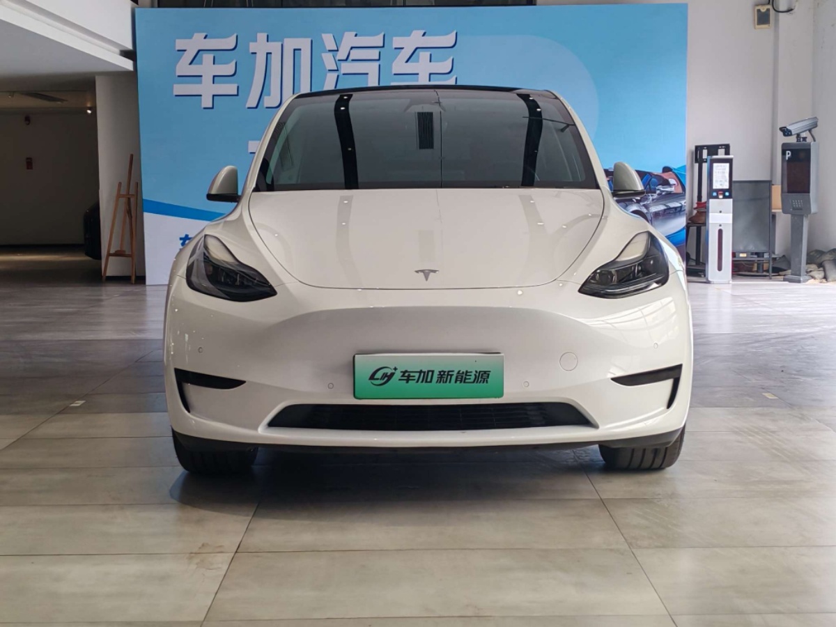Tesla Model Y 2023 car image #2