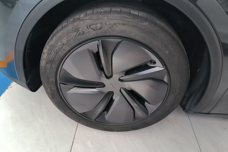 Tesla Model Y 2025 car image #9