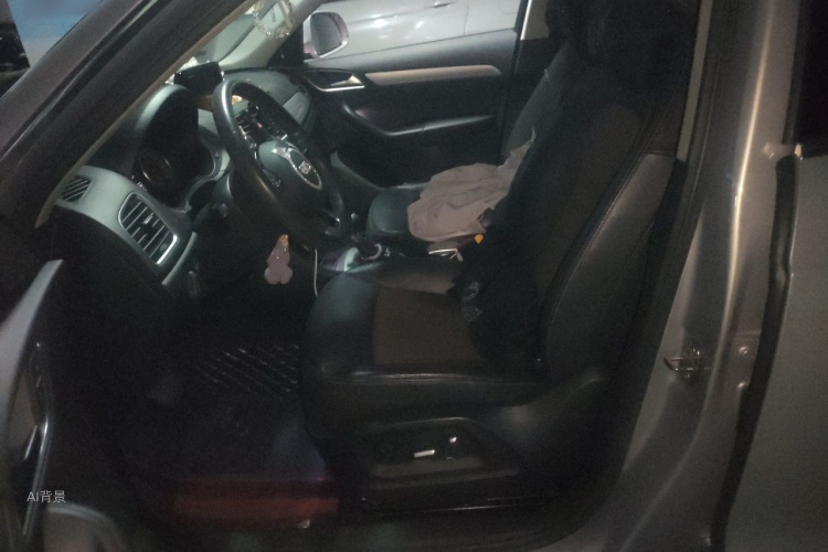 Audi Q3 2019 car image #17