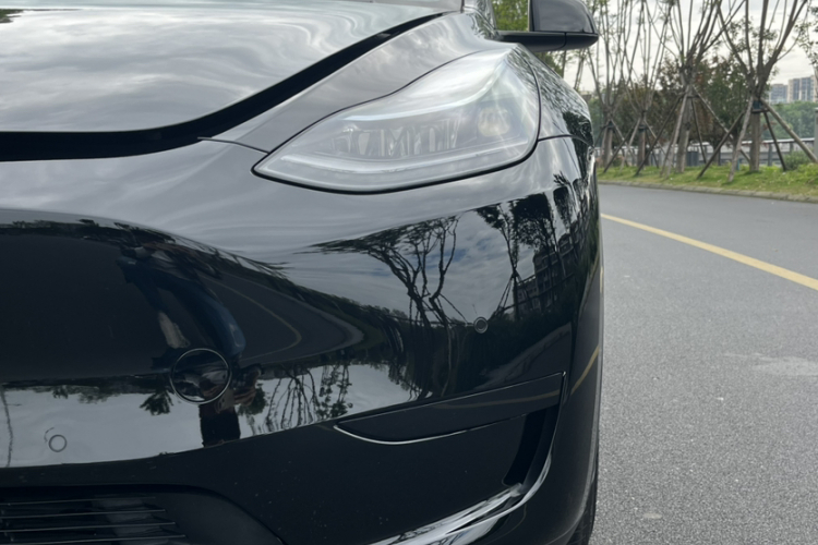 Tesla Model Y 2022 car image #24