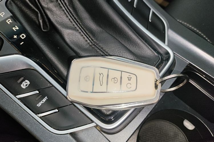 GEELY Emgrand 2019 car image #9
