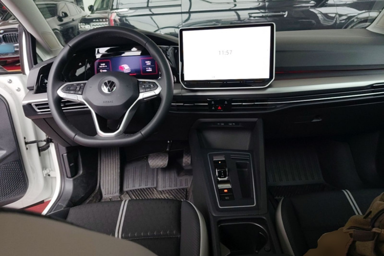 Volkswagen Golf 2025 car image #10