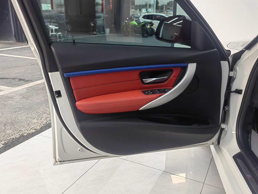 BMW 3 Series 2019 car image #18