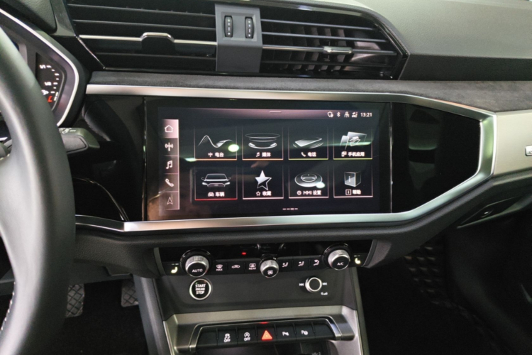 Audi Q3 2022 car image #17