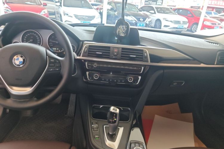 BMW 3 Series 2018 car image #13