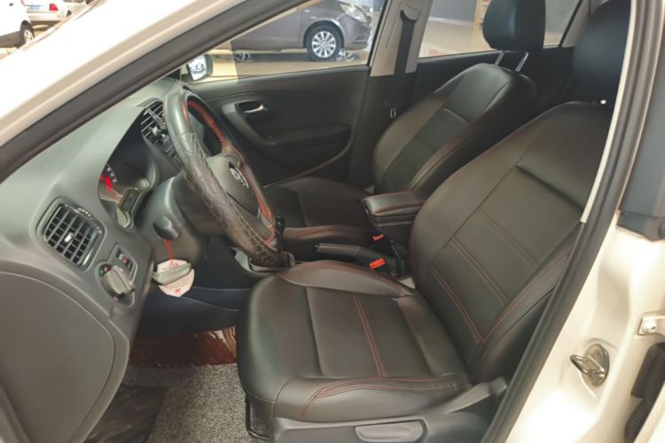 Volkswagen Polo 2015 car image #15