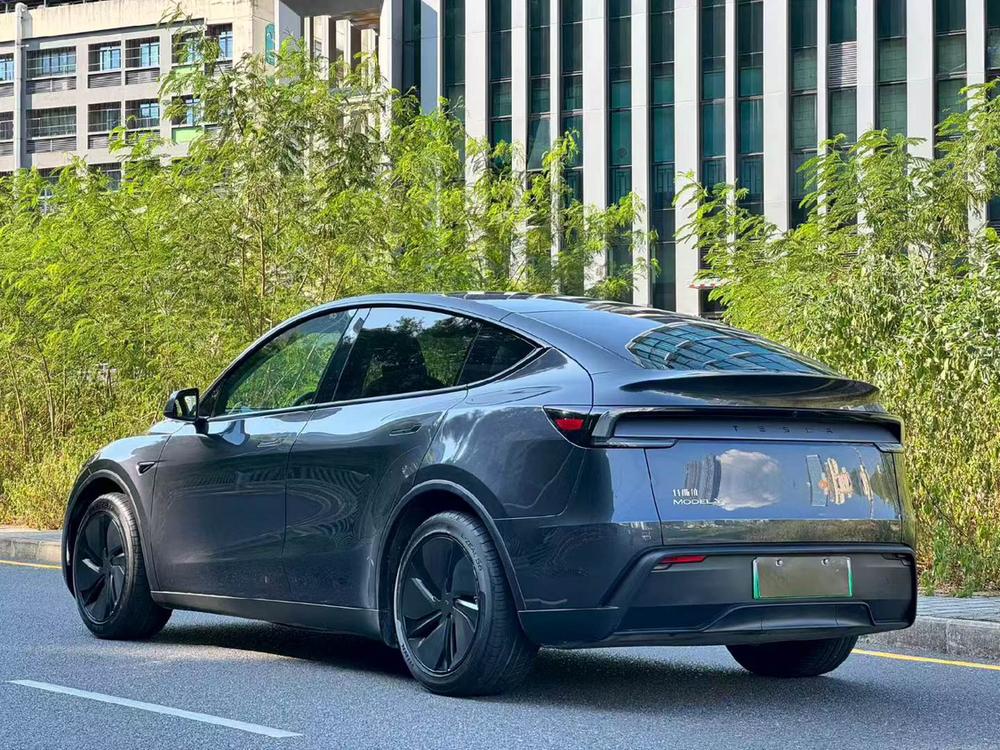 Tesla Model Y 2025 car image #4