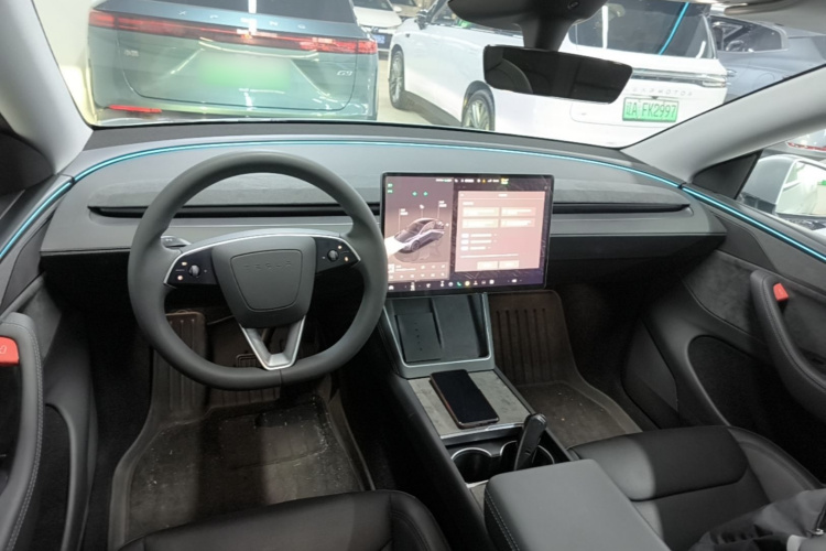 Tesla Model Y 2025 imagen de coche #11