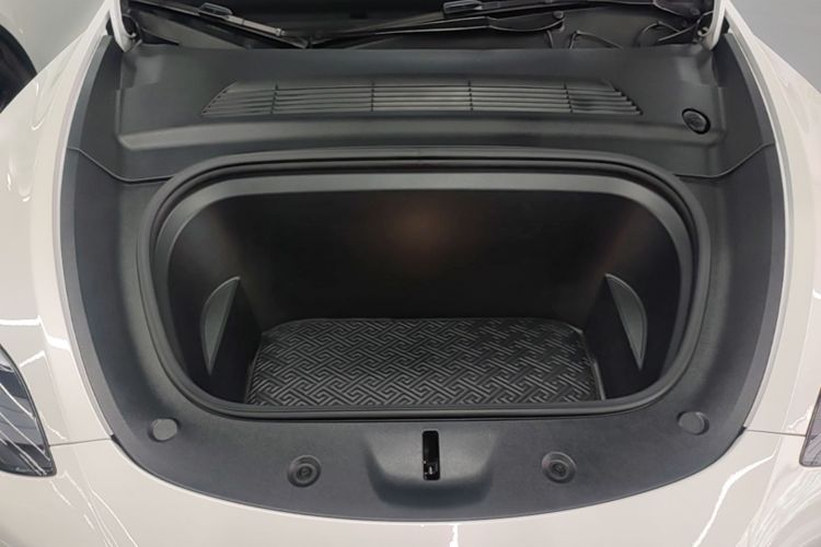 Tesla Model Y 2024 car image #20