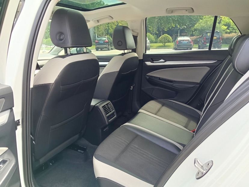 Volkswagen Golf 2021 car image #4