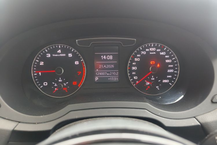 Audi Q3 2017 car image #12