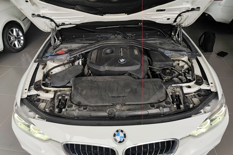 BMW 3 Series 2018 car image #20