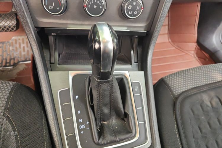 Volkswagen Golf 2015 car image #16