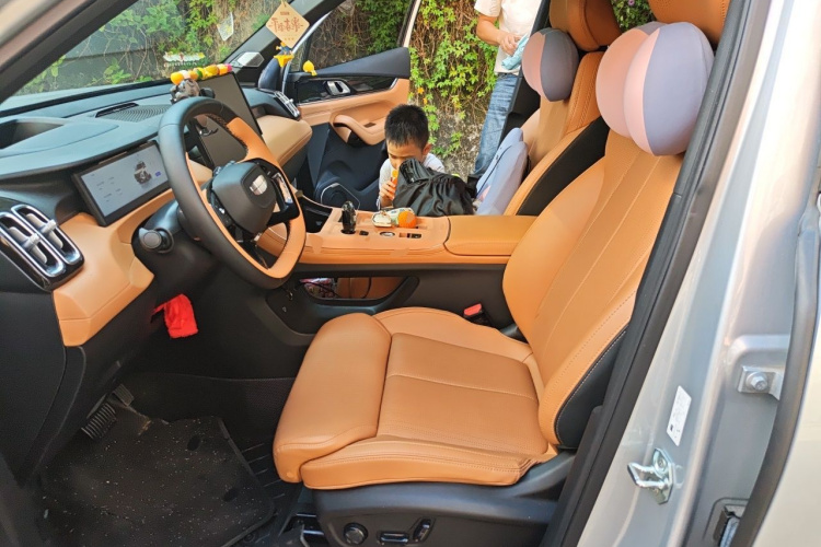 GEELY Boyue L 2025 car image #15