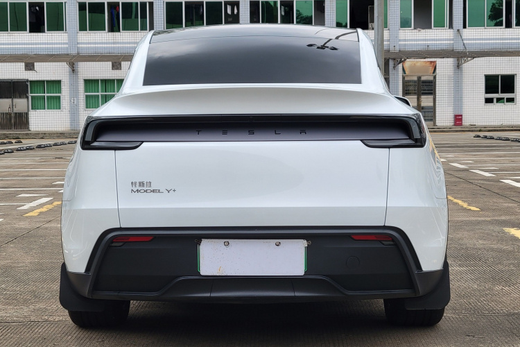 Tesla Model Y 2025 #8 Tesla Model Y 2025 car image #8