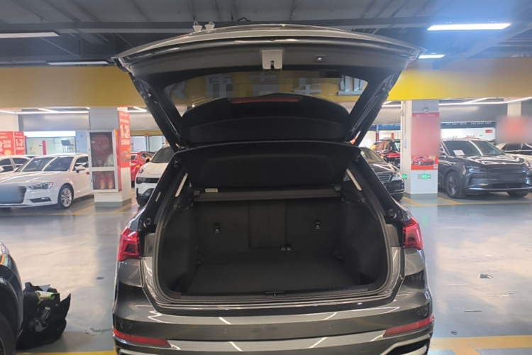 Audi Q3 2019 car image #19