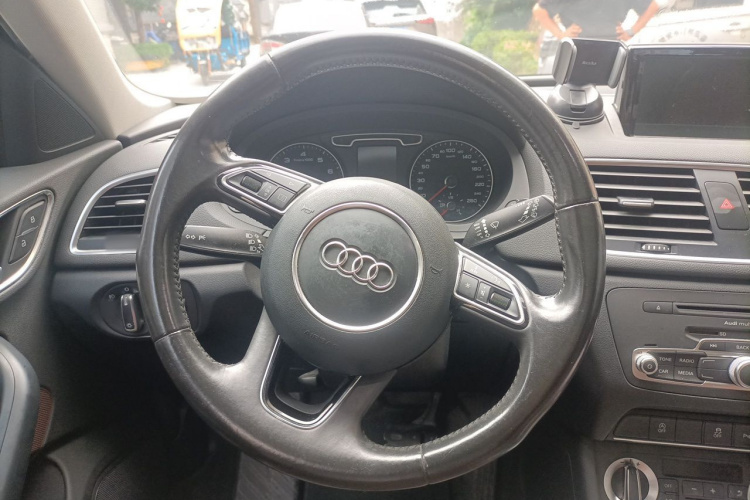 Audi Q3 2015 car image #11