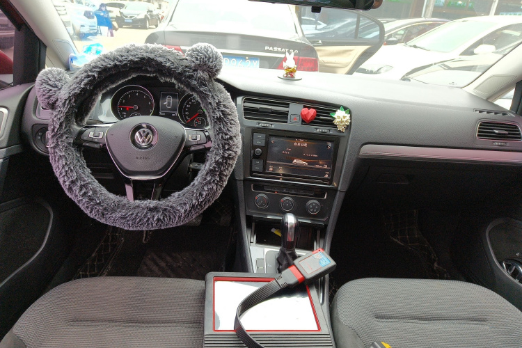 Volkswagen Golf 2018 car image #10