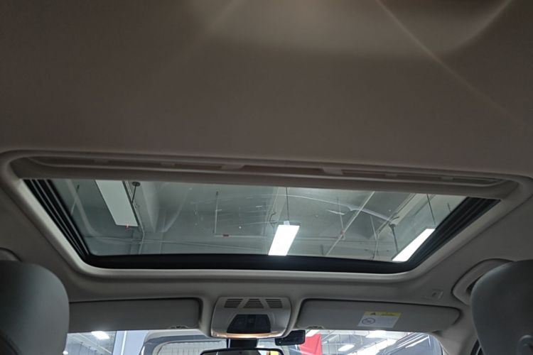 BMW 3 Series 2018 car image #20