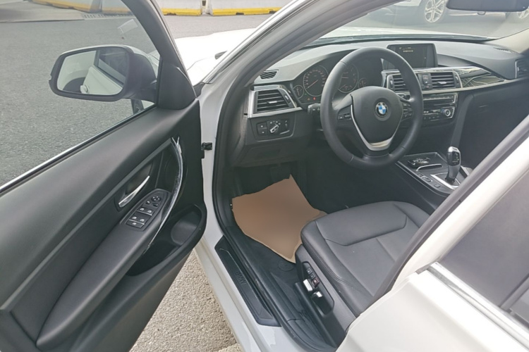 BMW 3 Series 2017 car image #16