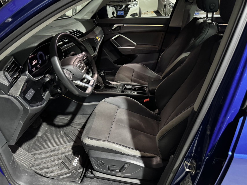 Audi Q3 2019 car image #2