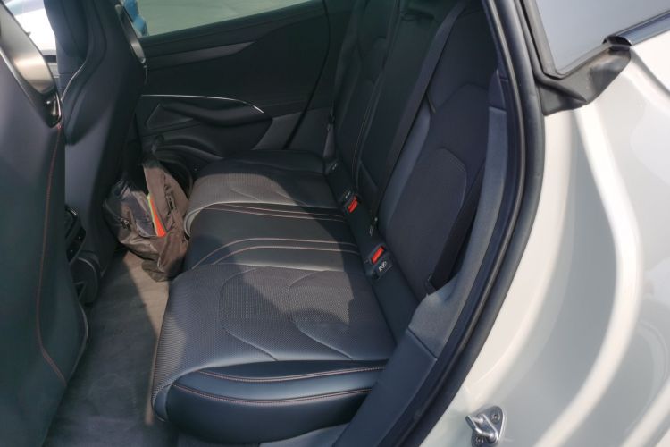 MI SU7 2024 immagine di auto #17
