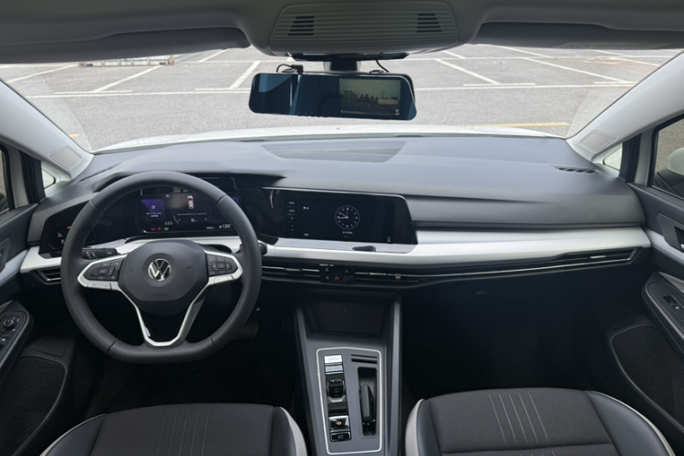 Volkswagen Golf 2023 car image #9
