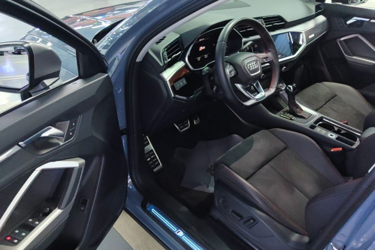 Audi Q3 2022 car image #16