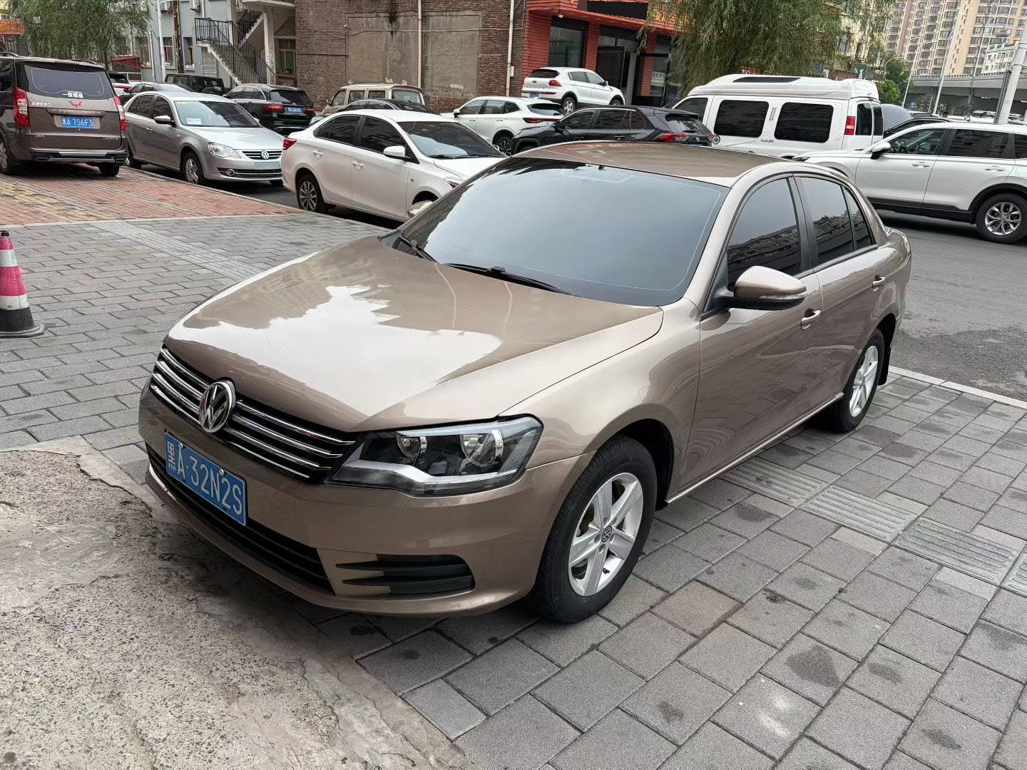 Volkswagen Bora 2013 car image 